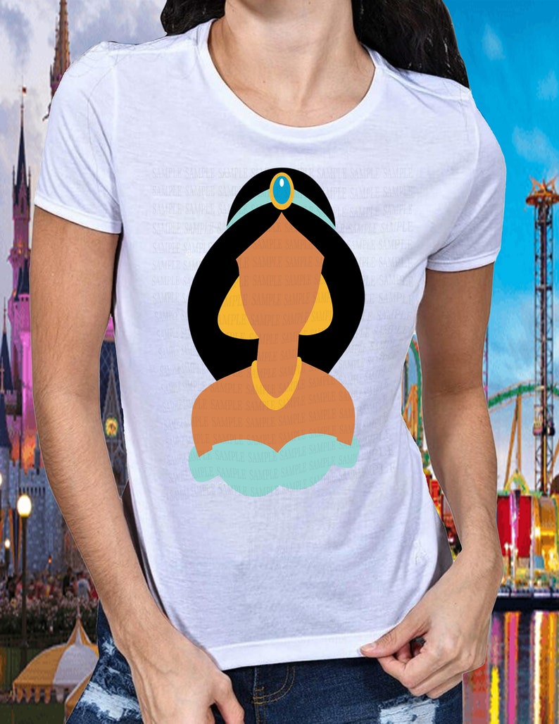 Peut inclure: T-shirt blanc avec une illustration de dessin anim&eacute; d'une princesse. La princesse a les cheveux noirs, un bandeau bleu et un collier dor&eacute;. Elle porte un haut turquoise et des boucles d'oreilles dor&eacute;es.