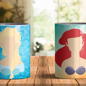 Peut inclure: Deux mugs en c&eacute;ramique blanche avec des motifs de personnages. L'un des mugs pr&eacute;sente un fond bleu clair avec un personnage blond, l'autre un fond turquoise avec un personnage roux. Les deux mugs ont des anses blanches.