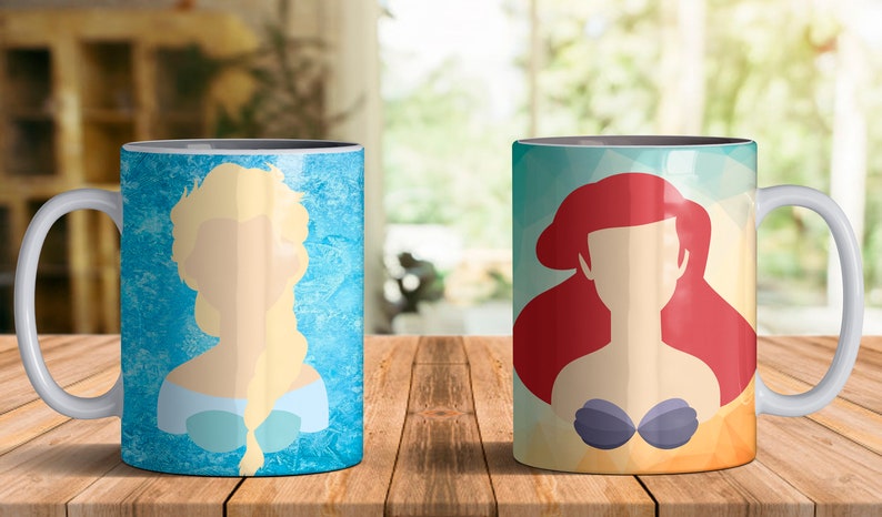 Peut inclure: Deux mugs en c&eacute;ramique blanche avec des motifs de personnages. L'un des mugs pr&eacute;sente un fond bleu clair avec un personnage blond, l'autre un fond turquoise avec un personnage roux. Les deux mugs ont des anses blanches.