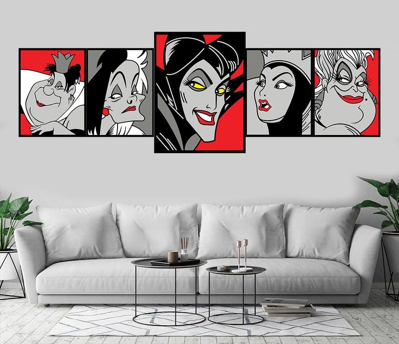 Puede incluir: Un conjunto de cinco ilustraciones en blanco y negro de estilo pop art de villanos de Disney. Los villanos son Mal&eacute;fica, Cruella de Vil, la Reina Malvada, &Uacute;rsula y la Reina de Corazones. Las ilustraciones est&aacute;n sobre un fondo rojo.