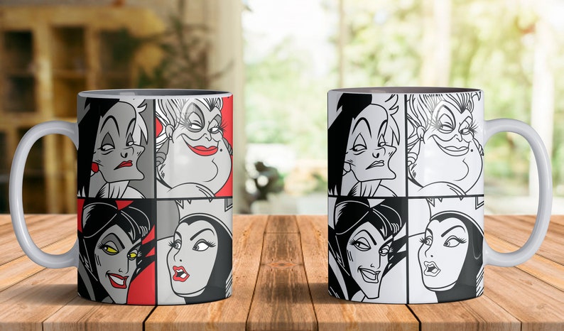 Puede incluir: Taza de cer&aacute;mica blanca con una ilustraci&oacute;n en blanco y negro de cuatro personajes de villanos de Disney: &Uacute;rsula, Cruella de Vil, Mal&eacute;fica y la Reina Malvada. La taza tiene un interior gris.