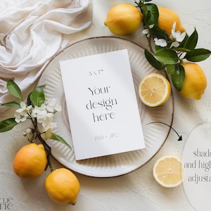 Maquette de carte sur le thème du citron, 5 x 7 pouces, modèle PSD et JPG, modèle de carte de voeux, maquette de papeterie de mariage, maquette de carte botanique