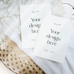 Dois cartões 5x7 mockup, Cartão branco vazio minimalista, Mockup de papelaria de casamento, Mockup de cartão de felicitações, Mockup de cartão moderno em tons neutros boho