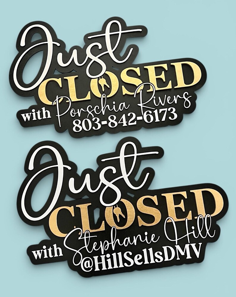 Pu&ograve; includere: Due insegne nere e oro con il testo Just CLOSED with Porschia Rivers 803-842-6173 e Just CLOSED with Stephanie Hill @HillSellsDMV. La parola Just &egrave; in corsivo bianco, CLOSED in lettere stampatello dorate e i nomi in corsivo bianco.