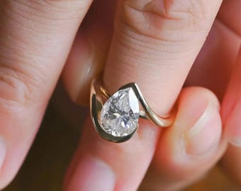 Anillo de oro amarillo de 14 quilates con halo oculto y diamante cultivado en laboratorio de corte de pera de 1 quilates, joyería moderna y llamativa, anillo hecho a mano, regalo de aniversario para ella.