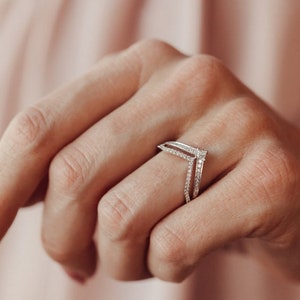 Chevron Wedding Band with Round Lab-Grown Diamond Elegant Stackable V-Shaped Band Gold Band