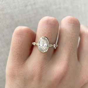 Anillo de compromiso de moissanita ovalado de 2CT con bisel ovalado, anillo de diamantes ovalados de oro sólido de 14k, ajuste de bisel, anillo de compromiso de solitario,