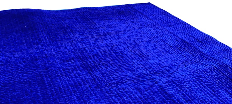 K&ouml;nnte beinhalten: Nahaufnahme eines blauen gesteppten Stoffes mit einer strukturierten Oberfl&auml;che.