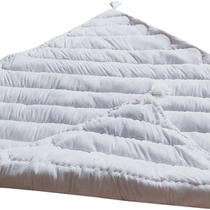 Shining Soft White Velvet Quilt, Double Side Velvet Quilt Deep Red Colored thread Stitching Bedspread Queen Velvet Comforter Christmas Gift.