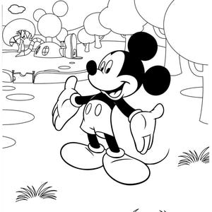 Puede incluir: Ilustración en blanco y negro de Mickey Mouse con el texto "MICKEY MOUSE" en la parte superior. Mickey Mouse está sonriendo y tiene los brazos extendidos. El fondo incluye árboles, nubes y casas de dibujos animados.