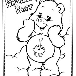Peut inclure: Dessin au trait en noir et blanc de l'Ours Anniversaire, un ours de dessin animé avec un cupcake sur le ventre. L'ours sourit et est entouré de nuages. Les mots "Birthday Bear" sont en haut.