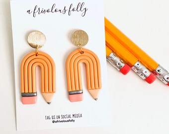 Boucles d’oreilles Pencil Arch Dangle | Retour à l'école | Cadeaux pour enseignants | Professeur Merci | Cadeaux étudiants | Bijoux légers | une folie frivole