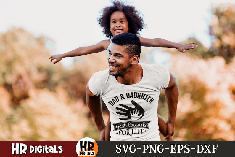 Op de afbeelding: Een wit T-shirt met een zwart grafisch ontwerp met de tekst "Dad & Daughter best friends for life" met een handafdrukdesign.