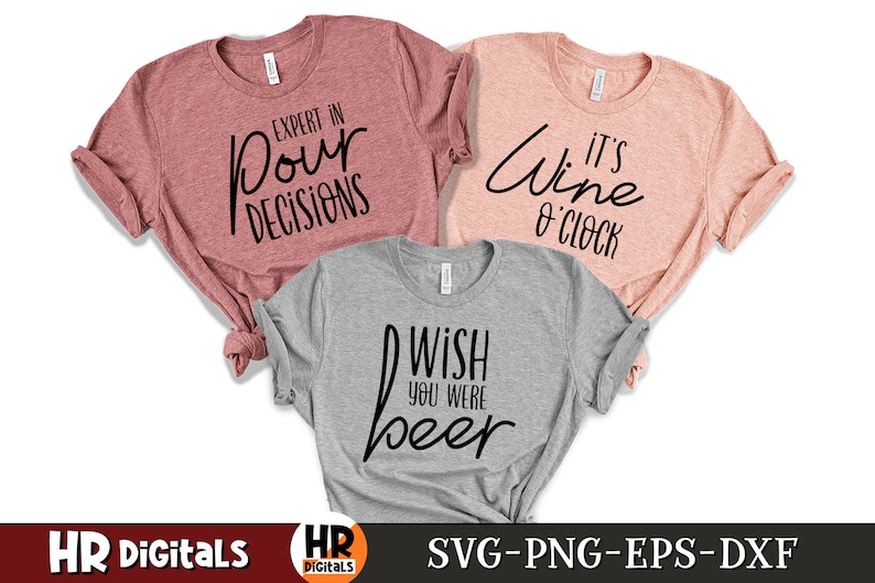 Puede incluir: Tres camisetas con diferentes lemas. La primera camiseta es de color rosa polvoriento con el texto "Expert in Pour Decisions". La segunda camiseta es de color melocot&oacute;n claro con el texto "It's Wine O'Clock". La tercera camiseta es de color gris claro con el texto "Wish You Were Beer".