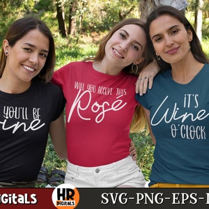 Puede incluir: Tres amigas con camisetas con texto sobre el vino. Las camisetas dicen "Say you'll be wine", "Will you accept this Ros&eacute;" y "It's Wine o'Clock".