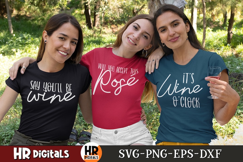 Puede incluir: Tres amigas con camisetas con texto sobre el vino. Las camisetas dicen "Say you'll be wine", "Will you accept this Ros&eacute;" y "It's Wine o'Clock".