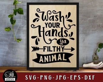 Puede incluir: Un cartel en blanco y negro con el texto "Wash your hands ya filthy animal" sobre un fondo de madera.