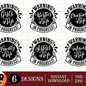 Op de afbeelding: Zes zwart-witte waarschuwingsborden met de tekst "WARNING!" en verschillende reisthema's: "Girls Trip", "Besties Trip", "Cousins Trip", "Family Trip", "Sisters Trip" en "Moms Trip". Elk bord heeft de tekst "IN PROGRESS!" onder het reisthema.