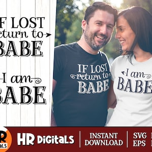 Könnte beinhalten: Zwei weiße T-Shirts mit schwarzem Text. Das erste Shirt sagt "IF LOST return to BABE" und das zweite Shirt sagt "I am BABE".