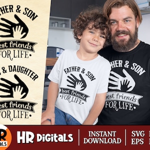 Op de afbeelding: Twee T-shirts met een vader-en-zoonontwerp. De shirts hebben een zwart-witte handafdrukgrafiek met de tekst "Father & Son" en "Best Friends For Life".