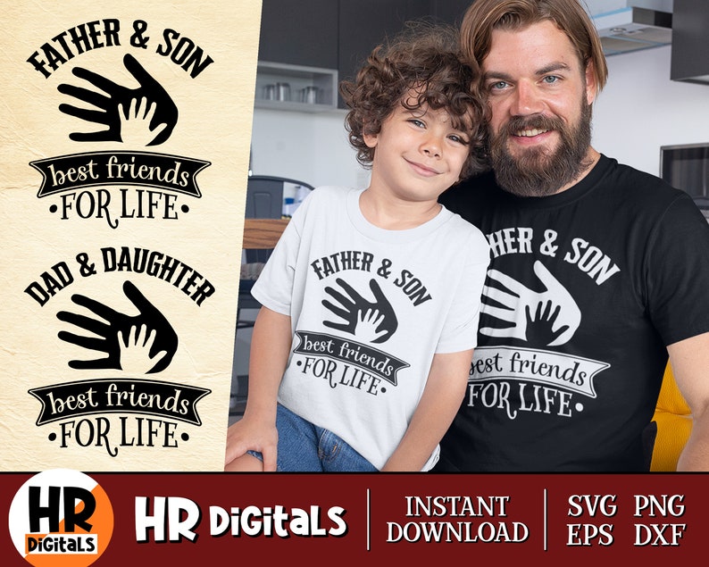 Op de afbeelding: Twee T-shirts met een vader-en-zoonontwerp. De shirts hebben een zwart-witte handafdrukgrafiek met de tekst "Father & Son" en "Best Friends For Life".