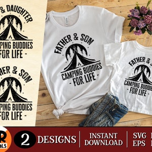 以下が含まれることがあります： 黒いキャンプをテーマにしたデザインの白いTシャツ2枚。「Father & Son Camping Buddies - For Life」と書かれたシャツと、「Dad & Daughter Camping Buddies - For Life」と書かれたシャツ。テント、木、キャンプファイヤーのデザイン。