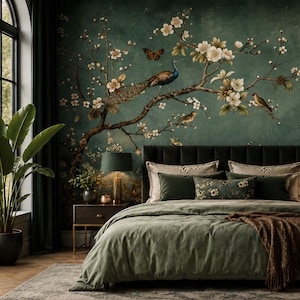 Papel pintado de lujo estilo chinoiserie con pavo real / Mural botánico en tonos verde azulado intenso / Elegantes pájaros y flores