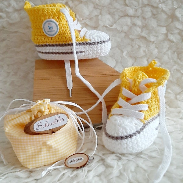 Geschenkset zur Geburt- Baby Sneaker und Schnuller Beutel