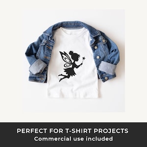 Op de afbeelding: Wit T-shirt met een zwart silhouet van een fee die een toverstaf vasthoudt, met een spijkerjasje eroverheen. Het fee&euml;nontwerp heeft gedetailleerde vleugels en een speelse pose. Het shirt wordt gepresenteerd tegen een witte achtergrond.