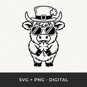 Puede incluir: Ilustración en blanco y negro de una vaca de las Tierras Altas con gafas de sol y un sombrero de copa con un trébol. La vaca sostiene un trébol. Incluye el texto "SVG + PNG • DIGITAL".