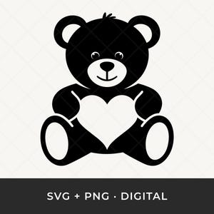 以下が含まれることがあります： 白いハートを持ったテディベアの白黒グラフィック。クマは丸い耳、小さな鼻、笑顔の口をしています。画像には「SVG + PNG • DIGITAL」というテキストが含まれています。