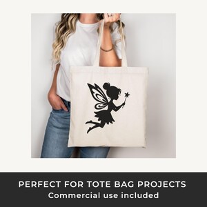 Op de afbeelding: Een cr&egrave;mekleurige draagtas met een zwart silhouet van een fee met vleugels en een toverstaf. De fee is in volle vlucht. De tekst onderaan luidt: "PERFECT FOR TOTE BAG PROJECTS". De tas heeft lange handvatten.