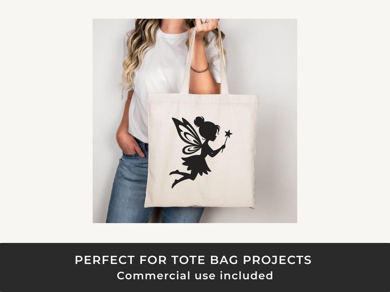 Op de afbeelding: Een cr&egrave;mekleurige draagtas met een zwart silhouet van een fee met vleugels en een toverstaf. De fee is in volle vlucht. De tekst onderaan luidt: "PERFECT FOR TOTE BAG PROJECTS". De tas heeft lange handvatten.
