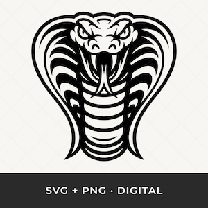 Könnte beinhalten: Schwarz-weiße Illustration eines Kobra-Kopfes mit geöffnetem Kragen und sichtbaren Fangzähnen. Der Text "SVG + PNG • DIGITAL" ist am unteren Rand des Bildes zu sehen.