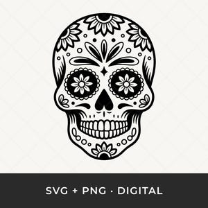 Könnte beinhalten: Schwarz-weißes Zuckerschädel-Design mit floralen und dekorativen Elementen. Der Schädel weist detaillierte Blumenmuster auf der Stirn, um die Augen und auf den Wangen auf. Das Bild enthält den Text "SVG + PNG • DIGITAL".