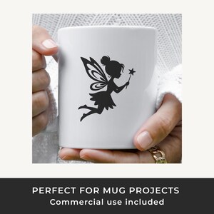 Op de afbeelding: Witte keramische mok met een zwart silhouet van een fee die een toverstaf vasthoudt. De fee heeft vleugels en is in volle vlucht. De mok wordt door een persoon vastgehouden. Tekst onderaan: PERFECT VOOR MOKPROJECTEN Commercieel gebruik inbegrepen.