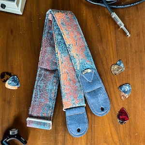 Sangle de guitare végétalienne | Sangle de guitare rembourrée en tissu cuivré rouillé | Sangles de guitare réglables avec support pour médiator | Cadeau pour musicien