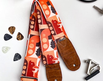 Correa de guitarra vegana / Correa de guitarra con ardillas retro naranjas / Correa de instrumento ajustable, ligera, cómoda y hecha a mano / Regalo para músicos