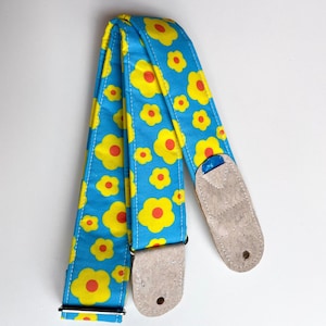 Vegan Guitar strap |Yellow Hippie Flowers guitar strap | Comfortable soft Durable Guitar Strap with Guitar pick Holder | Guitar Player gift