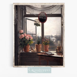 Puede incluir: Una pintura de una ventana con vista a un puerto. Hay plantas en macetas en el alf&eacute;izar de la ventana, incluyendo una hortensia, un cactus y una planta con flores. Hay una peque&ntilde;a jaula para p&aacute;jaros colgada del marco de la ventana. La pintura est&aacute; enmarcada en un marco blanco.