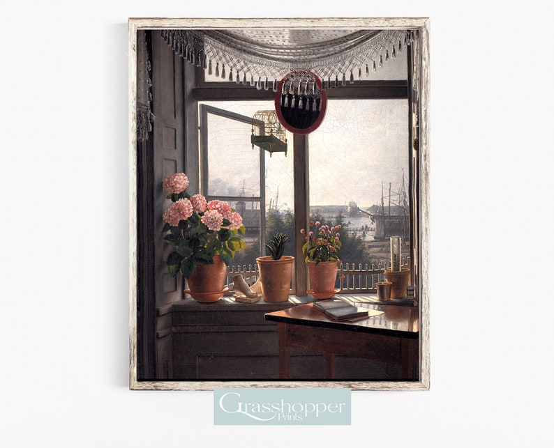 Puede incluir: Una pintura de una ventana con vista a un puerto. Hay plantas en macetas en el alf&eacute;izar de la ventana, incluyendo una hortensia, un cactus y una planta con flores. Hay una peque&ntilde;a jaula para p&aacute;jaros colgada del marco de la ventana. La pintura est&aacute; enmarcada en un marco blanco.