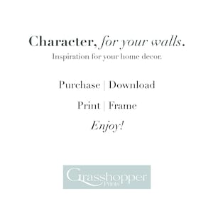 Pu&ograve; includere: Grafica di testo con le parole "Character, for your walls." e "Inspiration for your home decor."  Sotto il testo ci sono le parole "Purchase | Download", "Print | Frame", e "Enjoy!"  Il testo &egrave; in grigio scuro.  Nella parte inferiore della grafica c'&egrave; un logo che dice "Grasshopper Prints" in grigio chiaro.