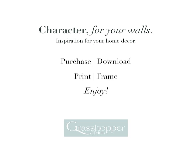 Pu&ograve; includere: Grafica di testo con le parole "Character, for your walls." e "Inspiration for your home decor."  Sotto il testo ci sono le parole "Purchase | Download", "Print | Frame", e "Enjoy!"  Il testo &egrave; in grigio scuro.  Nella parte inferiore della grafica c'&egrave; un logo che dice "Grasshopper Prints" in grigio chiaro.