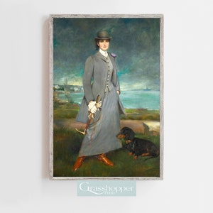 Pu&ograve; includere: Un dipinto di una donna in un abito grigio e un cappello nero, in piedi con un bassotto in un campo erboso. La donna tiene un frustino e il cane guarda lo spettatore.