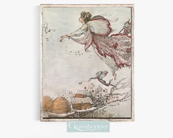 Peut inclure: Une illustration vintage d'une fée avec de grandes ailes volant dans les airs. Elle porte une robe blanche avec une cape à motifs roses et rouges. Deux petites fées sont en dessous d'elle, l'une avec une ruche et l'autre volant vers elle.