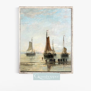 Pu&ograve; includere: Un dipinto ad olio vintage che rappresenta un paesaggio marino con quattro barche a vela in lontananza. Le barche navigano su un mare calmo e blu con un cielo azzurro sopra. Il dipinto &egrave; incorniciato in una cornice di legno bianca.