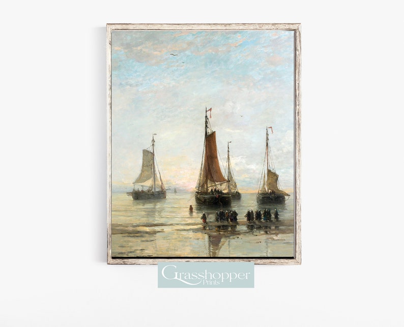 Pu&ograve; includere: Un dipinto ad olio vintage che rappresenta un paesaggio marino con quattro barche a vela in lontananza. Le barche navigano su un mare calmo e blu con un cielo azzurro sopra. Il dipinto &egrave; incorniciato in una cornice di legno bianca.
