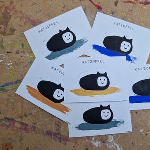 Katzoffel: una postal linograbado con forma de gato patata para buenos sentimientos
