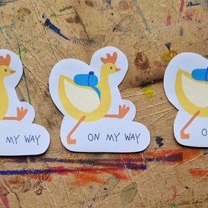 En camino: pegatina de pollo con mochila sobre papel mate impreso climáticamente neutro