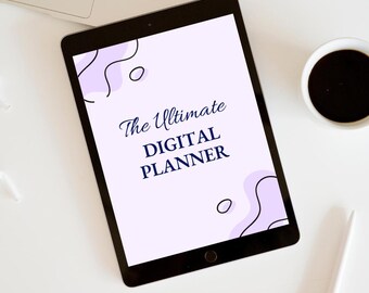 Peut inclure: Un planificateur numérique sur une tablette avec le texte "The Ultimate DIGITAL PLANNER" en bleu marine sur un fond violet clair avec des formes abstraites. La tablette est sur une surface blanche avec un stylo blanc, une tasse de café et un petit vase en céramique.